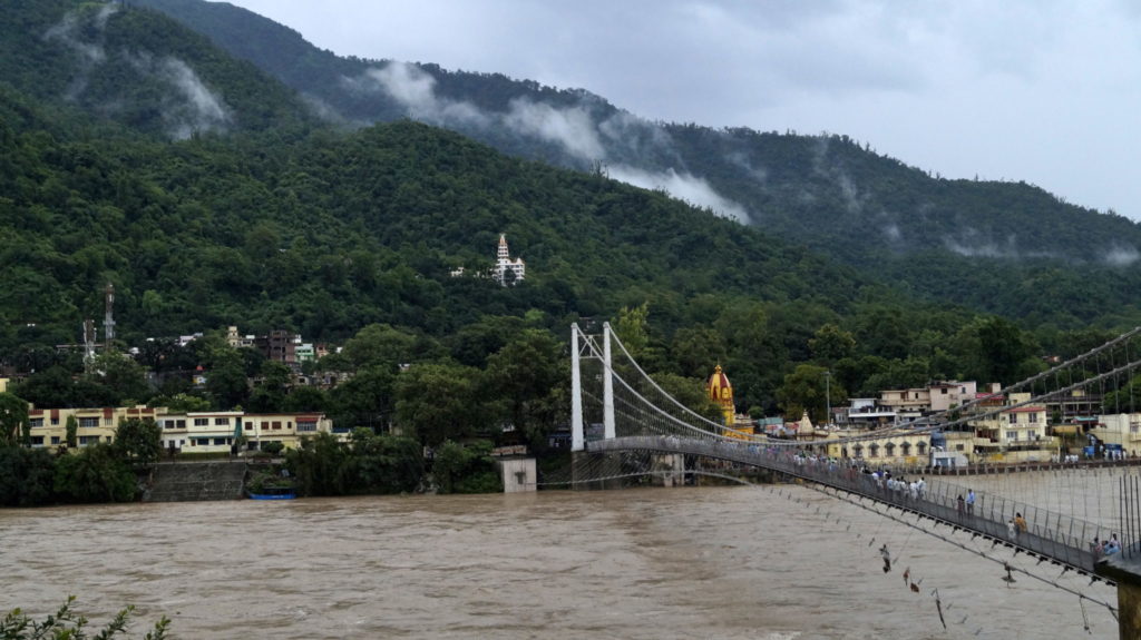photography of laxman jhula in rishikesh