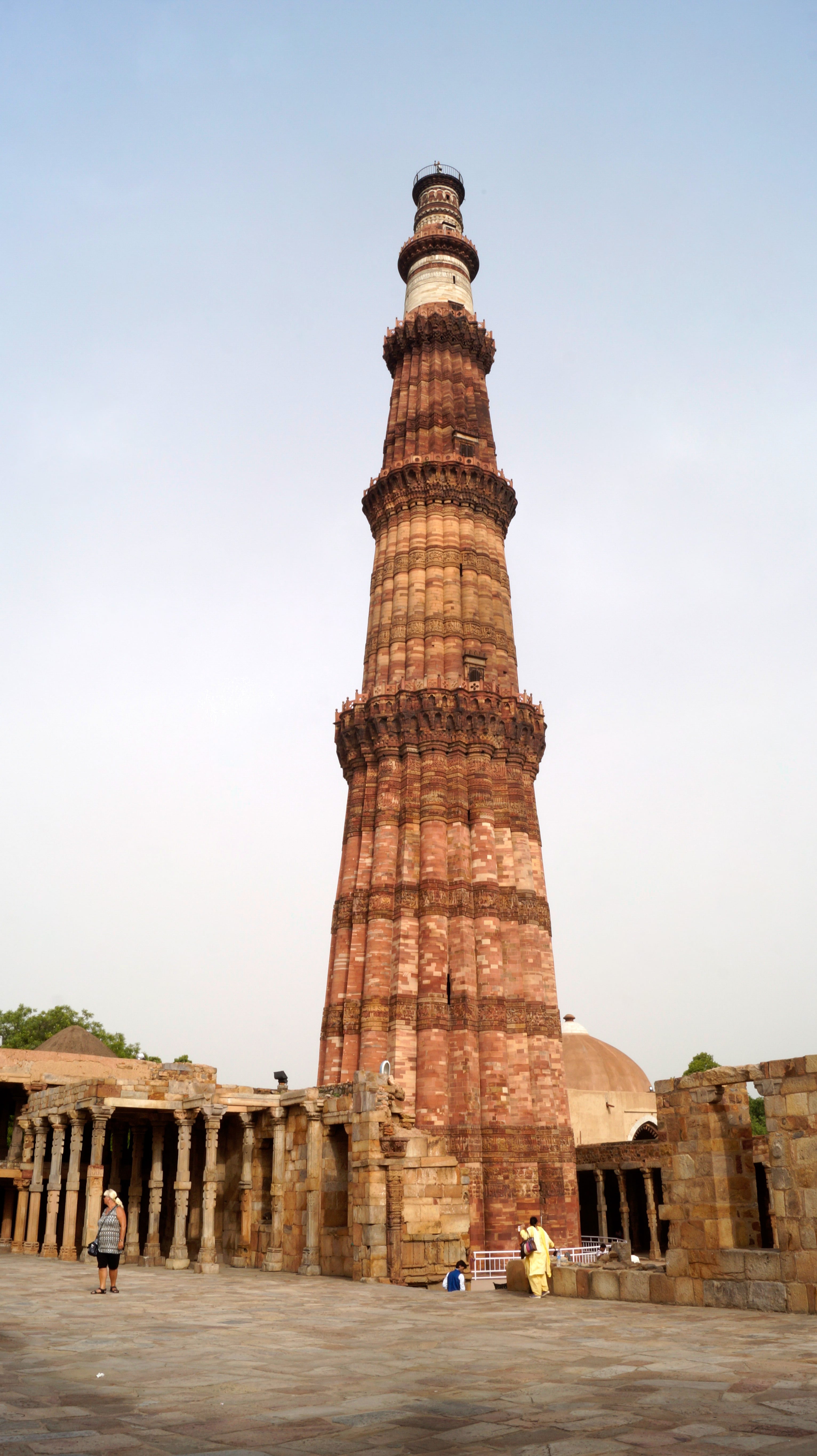 photography of qutb minar and complex
